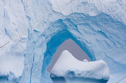 Biosphoto | 542940 | Arched iceberg  Antarctica | &copy; Jean-Baptiste Strobel / Biosphoto