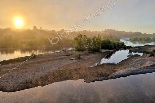 Biosphoto | 2615429 | Bancs de sable et la Loire depuis le pont de Pouilly-sur-Loire à l'aube, Nièvre, France | &copy; Pierre Vernay / Biosphoto