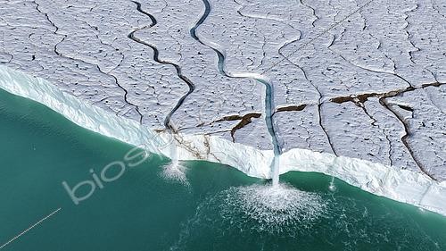Biosphoto | 2570875 | Bédières et cascade glaciaire issues de la calotte polaire, Brasvellbreenen, Nordaustlandet, Spitzberg, Arctique | &copy; Samuel Blanc / Biosphoto