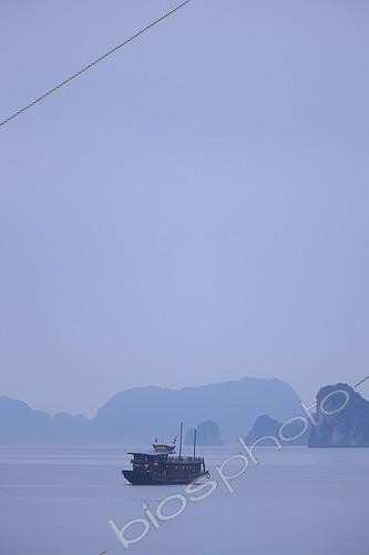 Biosphoto | 1707720 | Boat trip in Halong Bay Vietnam  | &copy; Laurent Lhoté / Biosphoto