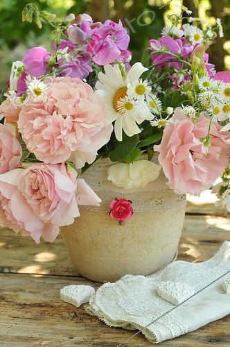 Biosphoto | 2526650 | Bouquet de fleurs du jardin : marguerites, roses, pois de senteur, asters, cœur et dentelle en décoration | &copy; Catherine Fruhinsholz / Biosphoto