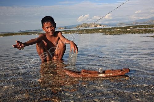 Biosphoto | 1159582 | Boy playing with a boat Messah Pulau Flores Indonesia  | &copy; Antoine Boureau / Biosphoto