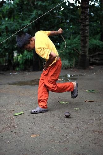 Biosphoto | 1159550 | Boy playing with a top Gangga Lombok Indonesia | &copy; Antoine Boureau / Biosphoto