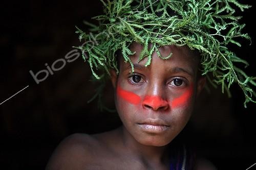 Biosphoto | 1159612 | Boy with cap and paint Papua New-Guinea | &copy; Antoine Boureau / Biosphoto