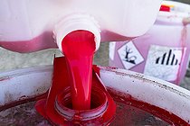 Biosphoto | 2577542 | Canister for the preparation of a suspension concentrate for the treatment of wheat with a fungicide and insecticide, which may cause environmental hazards and have adverse effects on organisms in the aquatic environment. | &copy; Claudius Thiriet / Biosphoto