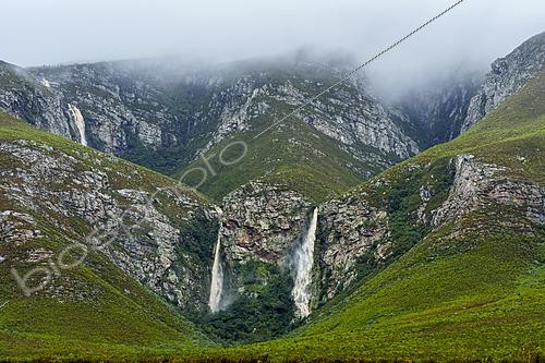 Biosphoto | 2626185 | Cascade de Pig’s Snout ou Vark-se-Snoet (Groin de Cochon) dévalant les montagnes escarpées du Kleinrivier, entre Hermanus et Stanford, sur la côte des baleines, Overberg, Cap-Occidental, Afrique du Sud | &copy; Roger de La Harpe / Biosphoto