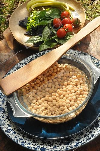 Biosphoto | 2543418 | Chick pea (Cicer arietinum), peas soaking in water before cooking and seasonal vegetables | &copy; Catherine Fruhinsholz / Biosphoto