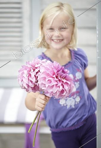 Biosphoto | 1631514 | Child with Dahlia | &copy; Visions Botanical / Visions Pictures / Biosphoto
