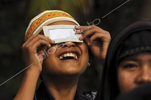 Biosphoto | 653092 | Children observing an annular eclipse of the Sun Java ; Annular Solar Eclipse 01/26/2009 | &copy; Olivier Sauzereau / Biosphoto