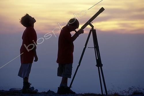 Biosphoto | 147567 | Children observing the sky with a telescope France | &copy; Michel Gunther / Biosphoto