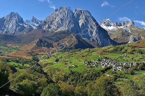 Biosphoto | 1941624 | Circus Lescun autumn - Aspe Valley Pyrenees France | &copy; Georges Lopez / Biosphoto