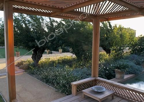 Biosphoto | 1209925 | Covered garden terrace ; Landscapers: Ossart - Maurières | &copy; Gilles Le Scanff & Joëlle-Caroline Mayer / Biosphoto