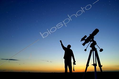Biosphoto | 2617519 | Crépuscule, silhouette d'homme avec télescope et jumelles, ciel étoilé | &copy; Christophe  Lehénaff / Biosphoto