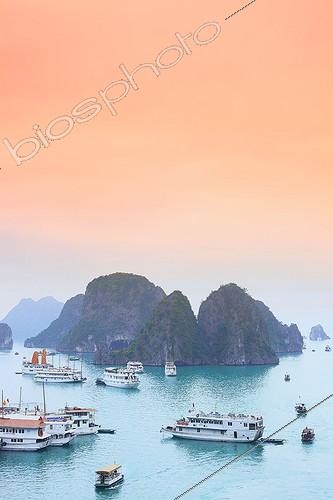 Biosphoto | 1852034 | Cruise in Halong Bay Vietnam  | &copy; Laurent Lhoté / Biosphoto