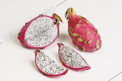 Biosphoto | 1849705 | Dragonfruits in studio | &copy; M. Grenet & A. Soumillard / Biosphoto