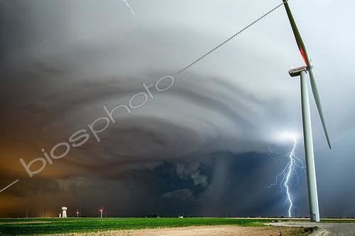 Biosphoto | 2025483 | Eclairs et éoliennes dans la campagne en soirée - France ; mésocyclone supercellule | &copy; Xavier Delorme / Biosphoto