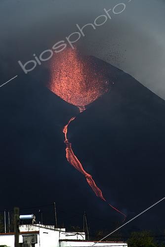 Biosphoto | 2582763 | Eruption volcanique à La Palma, îles Canaries (19/09 à 25/12/2021). L'origine de l'éruption s'est produite dans la crête de Cumbre Vieja, au sud-ouest de l'île, dans la municipalité d'El Paso. Le 9 février 2023, son nom de Volcan Tajogaite a été officialisé. | &copy; Sergio Hanquet / Biosphoto
