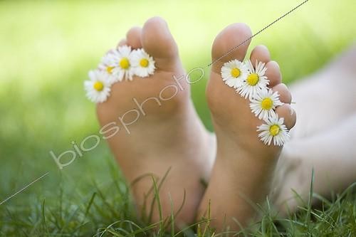 Biosphoto | 337970 | Feet decorated with daisies in the grass in spring | &copy; Frédérique Bidault / Biosphoto