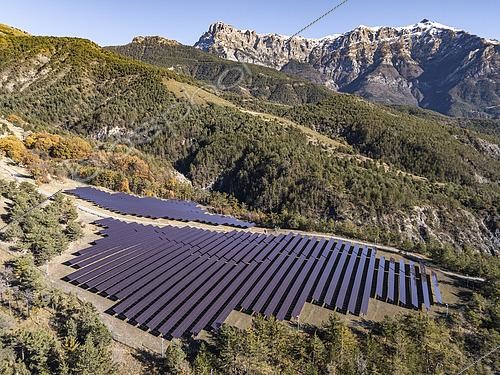 Biosphoto | 2593731 | Ferme solaire - centrale photovoltaïque du Lauzet / de La Noyrée au Sauze du Lac sur les rives du Lac de Serre-Ponçon dans les Hautes Alpes. France | &copy; Thibaut Vergoz / Biosphoto