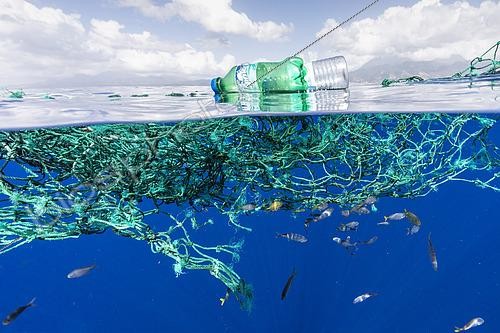 Biosphoto | 2547679 | Filets de pêche fantômes, filets de pêche et bouteilles en plastique flottant sur la mer, pollution plastique de l'océan et de la mer. Dominique, mer des Caraïbes | &copy; Franco Banfi / Biosphoto