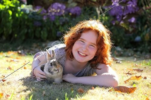 Biosphoto | 1962727 | Fillette et son lapin nain | &copy; Hélène & Jean-Michel Sotto / Biosphoto