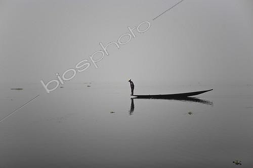 Biosphoto | 1136533 | Fishing boat in fog on Inle Lake in Burma | &copy; Antoine Boureau / Biosphoto