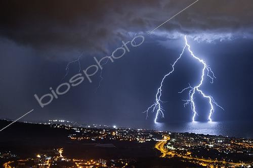 Biosphoto | 2590695 | Foudre face à Barcelone, Catalogne, France | &copy; Christophe Suarez / Biosphoto