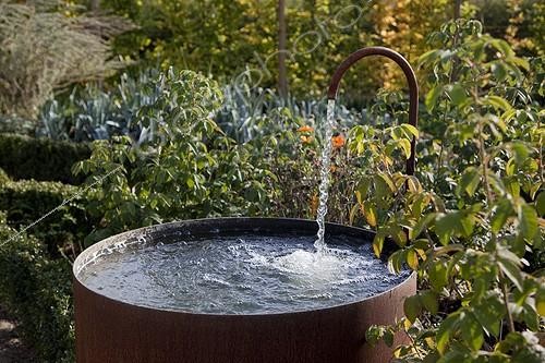 Biosphoto | 1330134 | Fountain in a kitchen garden in autumn | &copy; NouN / Biosphoto