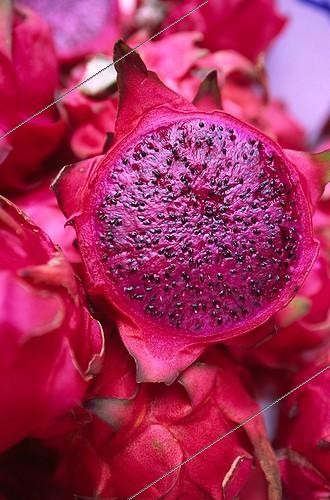 Biosphoto | 161536 | Fruit of the dragon on a market Hong-Kong China  | &copy; Antoine Lorgnier / Biosphoto