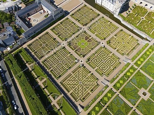 Biosphoto | 2594012 | Geometric gardens with manicured paths, symmetrically arranged as part of a castle complex, aerial view, Villandry Castle, Renaissance, Tours, Loire Valley, Centre-Val de Loire, France, Europe | &copy; Frauke Scholz / imageBROKER / Biosphoto