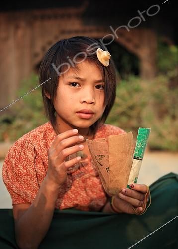 Biosphoto | 1136572 | Girl playing cards in a village in Burma | &copy; Antoine Boureau / Biosphoto