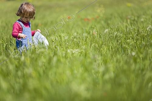Biosphoto | 336457 | Girl walking in a field of grass France | &copy; Frédérique Bidault / Biosphoto
