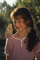 Biosphoto | 967595 | Girl with Cockatiel elegant on the shoulder  | &copy; Monique Berger / Biosphoto