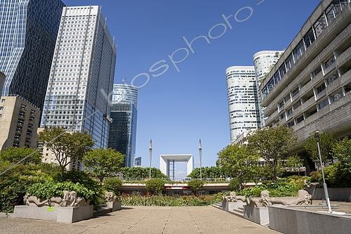 Biosphoto | 2588009 | Grande en arche en arrière plan et jardin et parc dans le cadre du projet de vegetalisation de la dalle de La Defense au niveau de la place des Pyramides à l'ouest de Paris, à Courbevoie, France. | &copy; Antoine Boureau / Biosphoto
