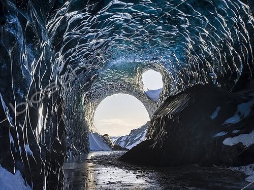 Biosphoto | 2512271 | Grotte de glace sur la rive nord de la lagune glaciaire Joekulsarlon dans le glacier Breidamerkurjoekull dans le PN Vatnajoekull, Islande | &copy; Martin Zwick / Biosphoto