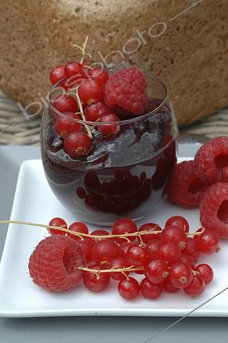 Biosphoto | 2073116 | Homemade red fruit jam: organic currants and raspberries | &copy; Catherine Fruhinsholz / Biosphoto