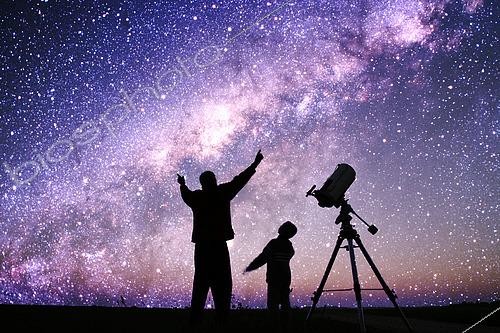 Biosphoto | 2617395 | Homme avec enfant regardant Voie Lactée avec une lunette astronomique | &copy; Christophe  Lehénaff / Biosphoto