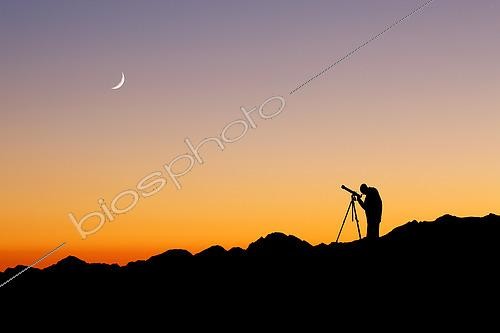 Biosphoto | 2617426 | Homme observant la lune avec un télescope | &copy; Christophe  Lehénaff / Biosphoto