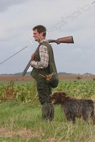 Biosphoto | 1419148 | Hunter with a killed hare in a plain in autumn France | &copy; Dominique Gest / Biosphoto