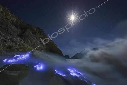 Biosphoto | 2094024 | Indonesia, Java Island, East Java province, Kawah Ijen volcano, sulfur flames | &copy; Stéphane Godin / Biosphoto