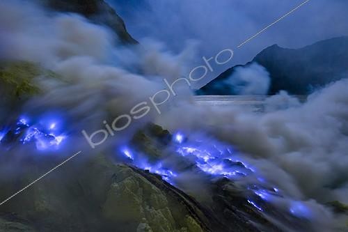 Biosphoto | 2094029 | Indonesia, Java Island, East Java province, Kawah Ijen volcano, sulfur flames | &copy; Stéphane Godin / Biosphoto