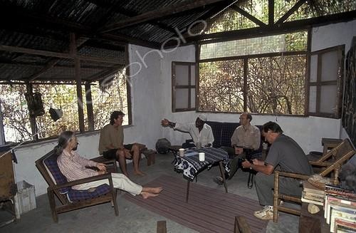 Biosphoto | 59963 | Jane Goodall avec ses interlocuteurs dans sa maison de Gombe ; Centre de Recherche de Gombe Stream. Jane Goodall, née en 1934 a débuté ses études sur les chimpanzés de Gombe en 1960 | &copy; Michel Gunther / Biosphoto