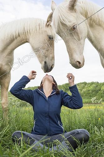 Biosphoto | 2578926 | Jeune fille et chevaux blancs, au pré, France | &copy; Claudius Thiriet / Biosphoto