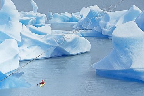 Biosphoto | 2419966 | Kayaker on lake, icebergs on Lago Grey, Torres del Paine National Park, Patagonia, Chile, South America | &copy; Marco Simoni / imageBROKER / Biosphoto