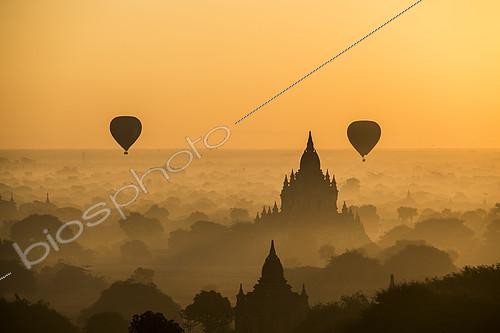 Biosphoto | 2078545 | La pleine de Bagan est peuplé de plusiuers centaines de temples et stupas. Ce site est l'un des plus beau site archéologique du monde | &copy; Alexandre Sattler / Biosphoto