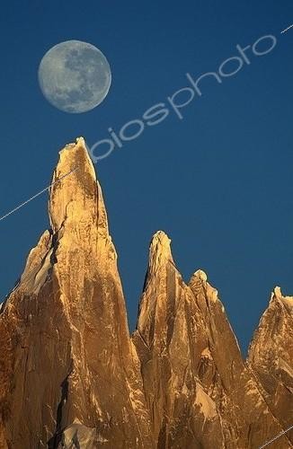 Biosphoto | 1197 | Lune au dessus du Cerro Torre Patagonie Argentine | &copy; Theo Allofs / Biosphoto
