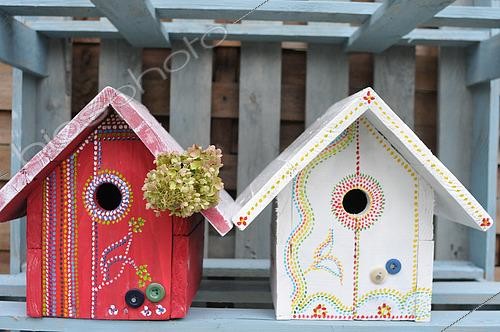 Biosphoto | 2504298 | Maison d'oiseau artisanale, décoration de jardin | &copy; Catherine Fruhinsholz / Biosphoto