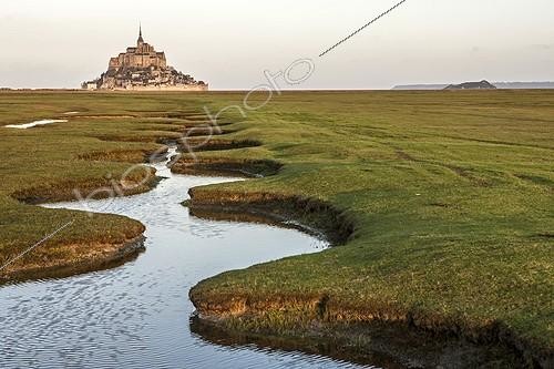 Biosphoto | 2036946 | Meandering creek in the bay of Mont Saint-Michel - France ; Criche along a dike | &copy; Vincent M. / Biosphoto