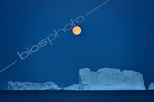 Biosphoto | 2025069 | Moonrise and Icebergs - Scoresbysund Greenland | &copy; Pierre Vernay / Polar Lys / Biosphoto