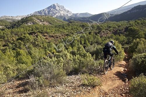 Biosphoto | 2016017 | Mountain biking in the mountains of the Sainte-Victoire - Provence | &copy; Thibaut Vergoz / Biosphoto